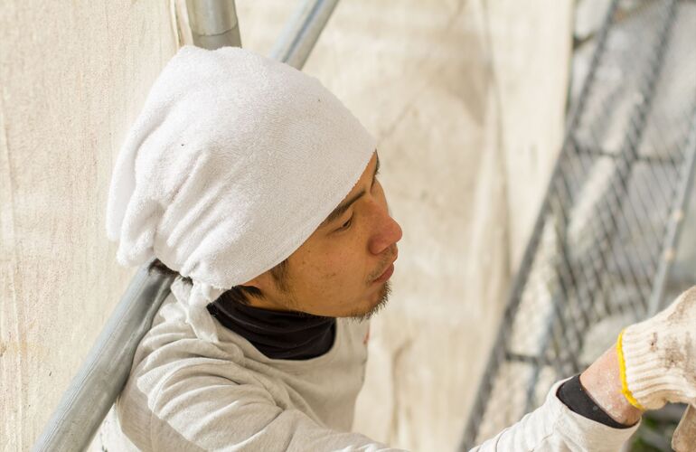 外壁塗装する職人